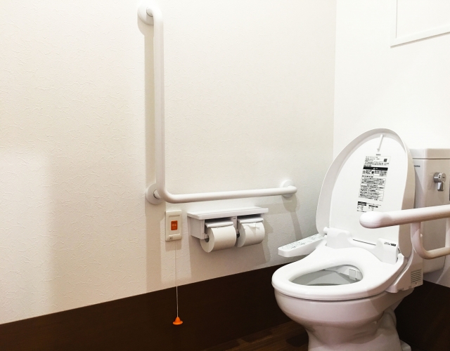 高齢者にやさしく使いやすいトイレに！リフォームのポイントや注意点