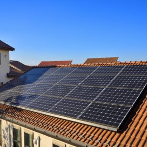 ソーラーパネルがある屋根は塗装できる？気になる費用と問題点