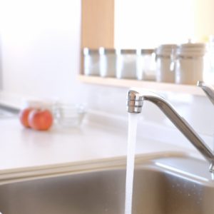 キッチンが水漏れする原因とは？最適なリフォームのタイミングもチェック