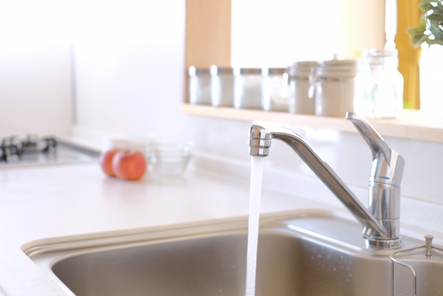 キッチンが水漏れする原因とは？最適なリフォームのタイミングもチェック